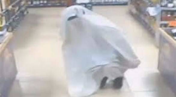 لص يخدع كاميرات المراقبة بالتظاهر أنه شبح!