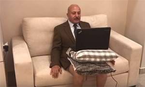بالفيديو: محلل سياسي يقع بموقف محرج بعد ظهوره على الهواء بنصف ملابسه