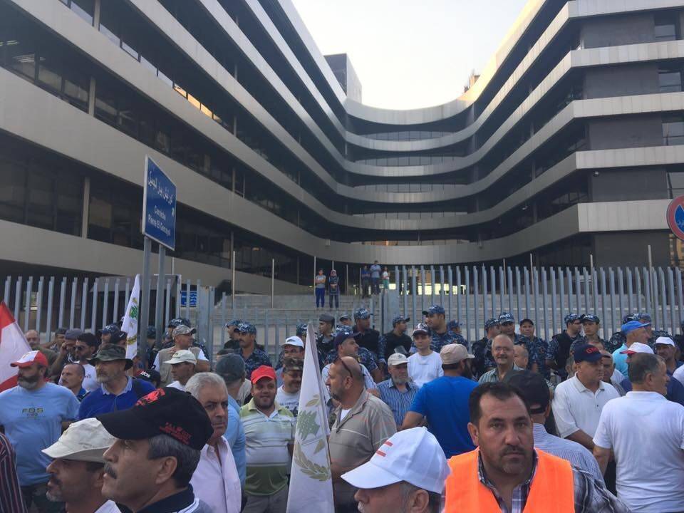 العسكريون المتقاعدون يعتصمون أمام مبنى الـTVA... وأربعة أضربوا عن الطعام!