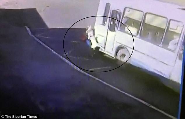 فيديو مروّع.. حافلة تسحل طفلة أمام عيني والدتها!