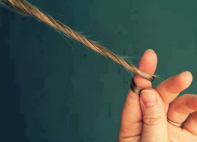 لهذين السببين.. المرأةُ تلعبُ بشعرها!