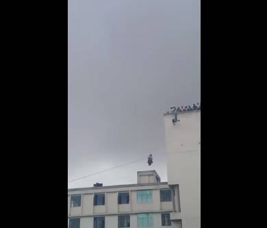 فيديو مؤلم لمراهقة تعثرت وسقطت جثة على الأرض!