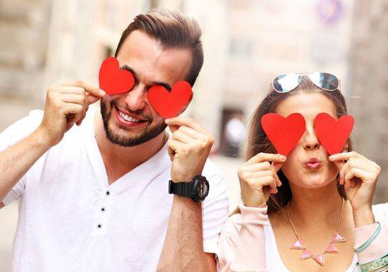 بعد سنوات من الزواج.. كيف تجعلينه يقع في غرامك من جديد؟