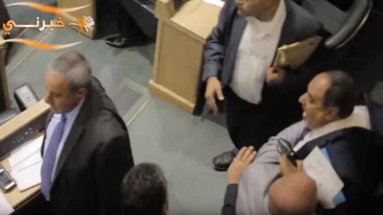 بالفيديو - عراك ومشادات بين نواب أردنيين على خلفية حادث السفارة الإسرائيلية