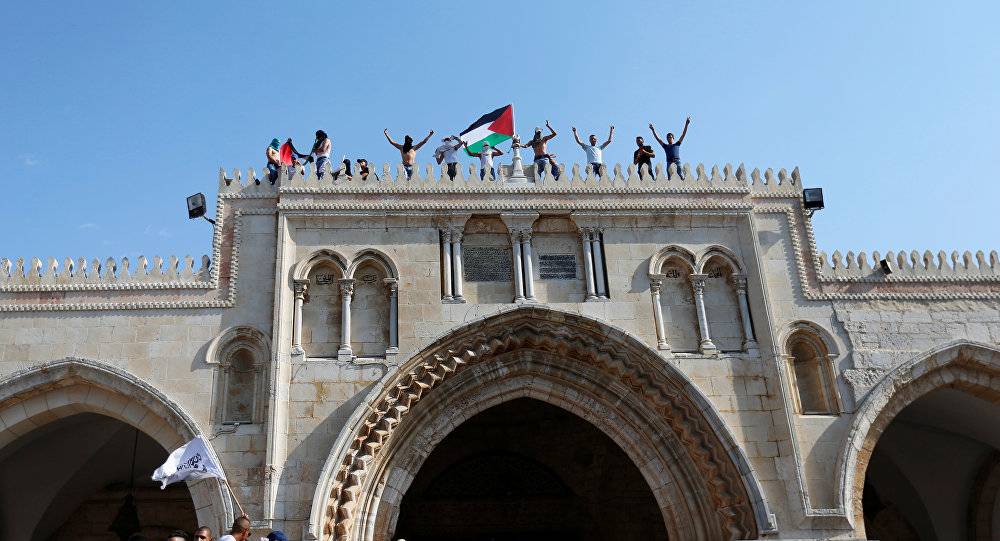 آلاف الفلسطينيين يدخلون المسجد الأقصى