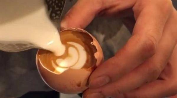 بالفيديو: مقهى يقدم القهوة لزبائنه داخل قشر البيض!