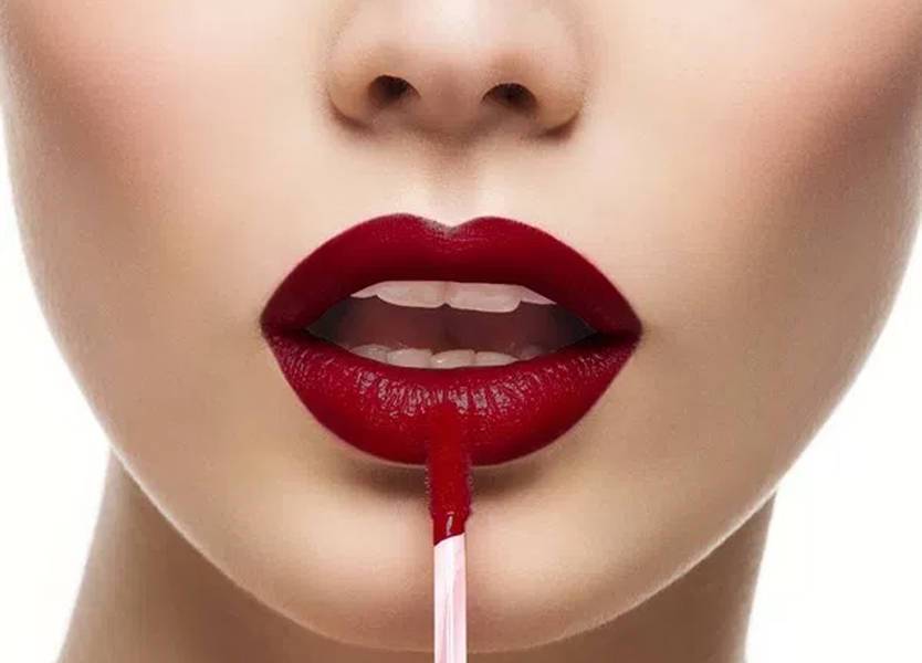 5 مستحضرات ماكياج يجب أن تكون في حقيبة كل إمرأة