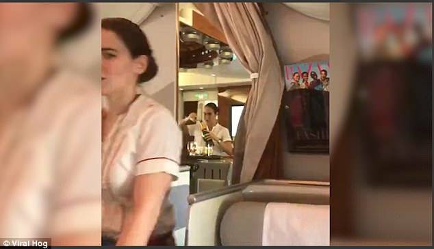 “شاهد” فضيحة على متن “طيران الإمارات” .. ماذا فعلت المُضيفة!؟