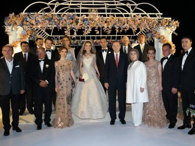بالصور: نجلا رجلي أعمال تركيين يتزوّجان بحضور اردوغان.. والتوقيع لبناني!