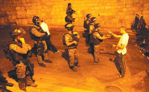 الفلسطينيون يواجهون إجراءات الاحتلال في الأقصى