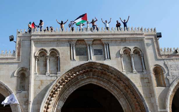 100 الف فلسطيني يؤدون صلاة العصر في باحات الأقصى