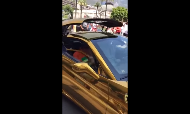 أمير سعودي بسيارة مطلية بالذهب في شوارع فرنسا