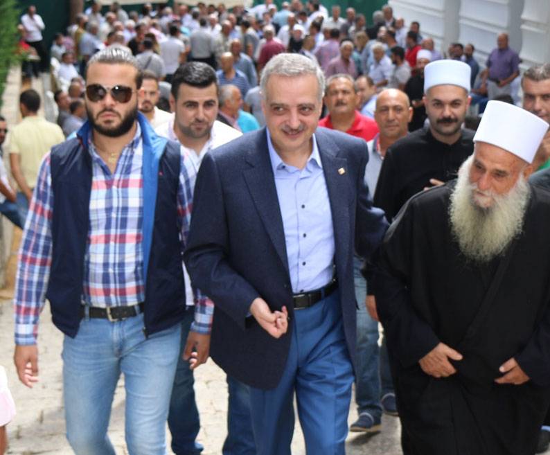 أرسلان التقى الغريب ووفوداً وجال في عاليه