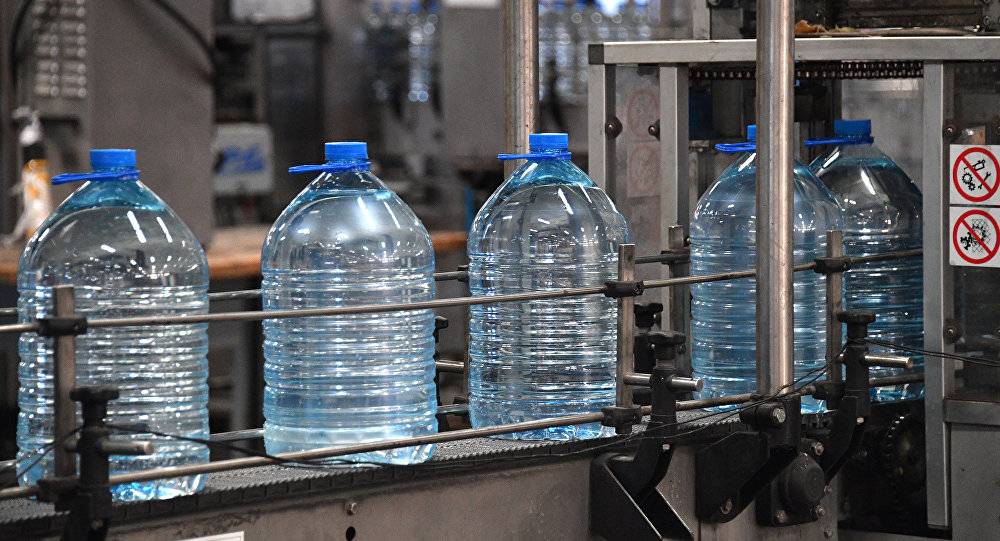 تعرف على أضرار إعادة تعبئة قوارير الماء البلاستيكية!