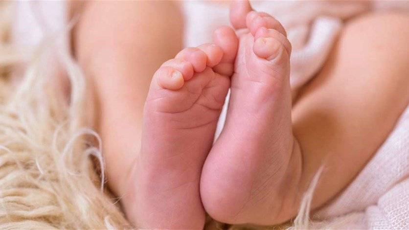 دلكي هذه الأماكن في قدمي طفلكِ حتى يتوقف عن البكاء