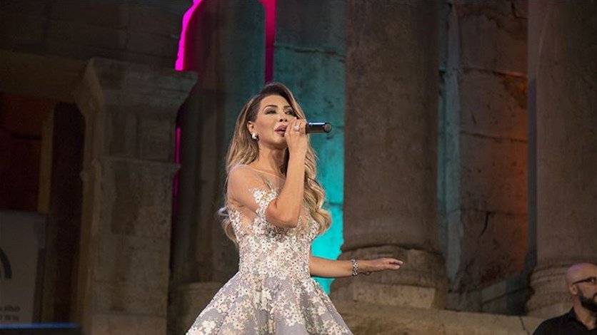 بالفيديو : معجبة اقتحمت مسرح جرش للقاء نوال الزغبي... ما قامت به صادم!