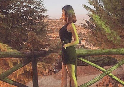 بالصورة.. ملكة جمال لبنان تستعرض قوامها بالـ"شورت" الممزَّق!