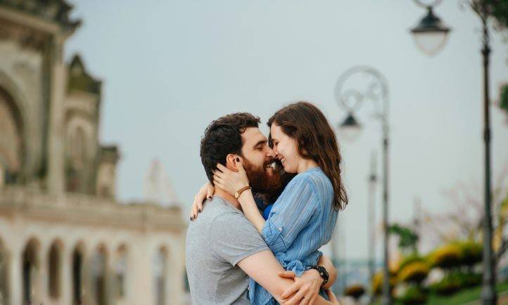 زوجك يرى في اللحية جمالاً وجاذبية.. فهل يزعجك وجودها؟!