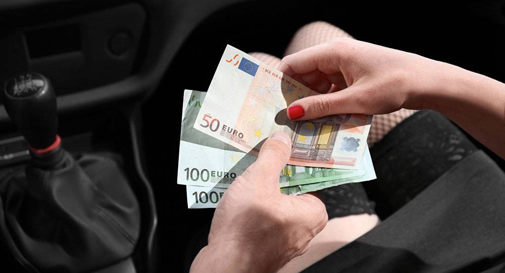 الدولار يهبط لأدنى مستوى في عامين ونصف أمام اليورو