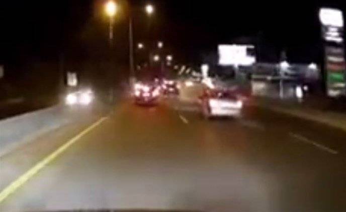 فيديو صادم - اصطدمت به سيارة على اوتوستراد جبيل فأكمل طريقه رغم اشتعال مركبته!