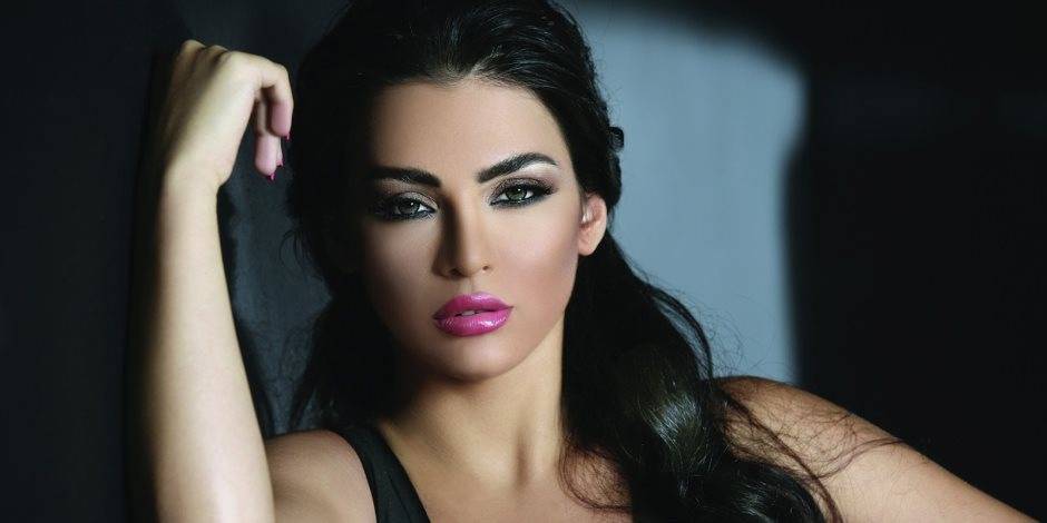 قمر بإطلالة مثيرة فى كليب "kiss my lips "!