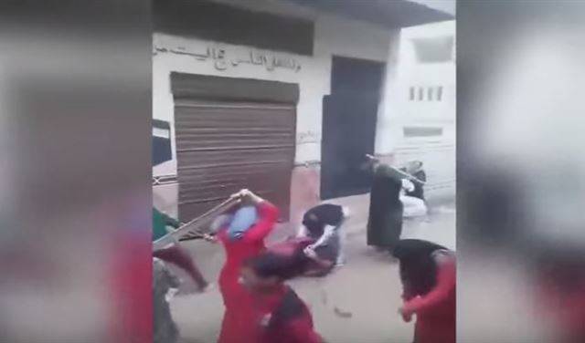 فيديو لحرب شوارع بين نساء ورجال في مصر