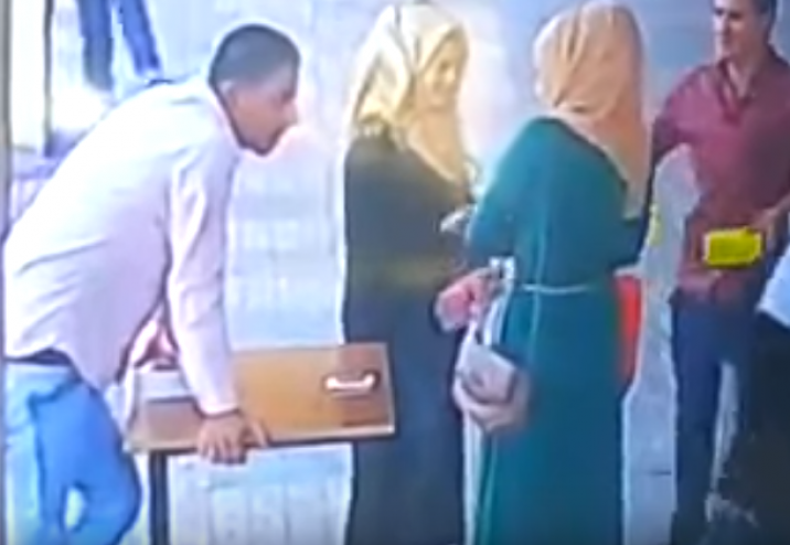 فيديو: شاب أردني يضرب فتاةً أمام المارة بعد مُشادةٍ بينهما !!