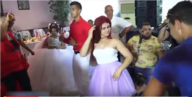 بالفيديو: فتاة تخطف الأضواء من عروس وتتسبب في حزنها!
