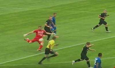 بالفيديو.. هدف بتسديدة خارقة لحارس من منطقته!