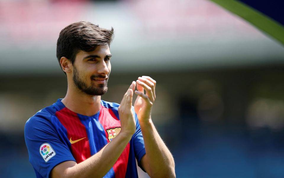 مورينيو يرغب في ضم أحد افشل اللاعبين في برشلونة!