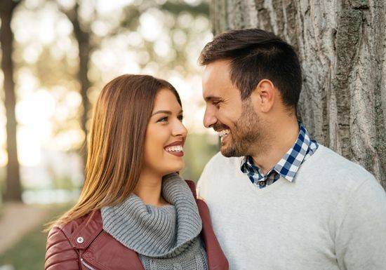 تصرّفات إذا قام بها الرجل تدل على أنّه ينوي الزواج بك!