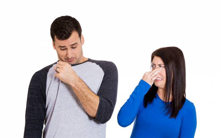 أمور تسبب لك رائحة العرق الكريهة