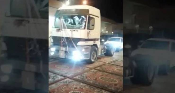 فيديو: عريس يُفاجئ الحضور ويدخل حفل زفافه بهذه الطريقة!