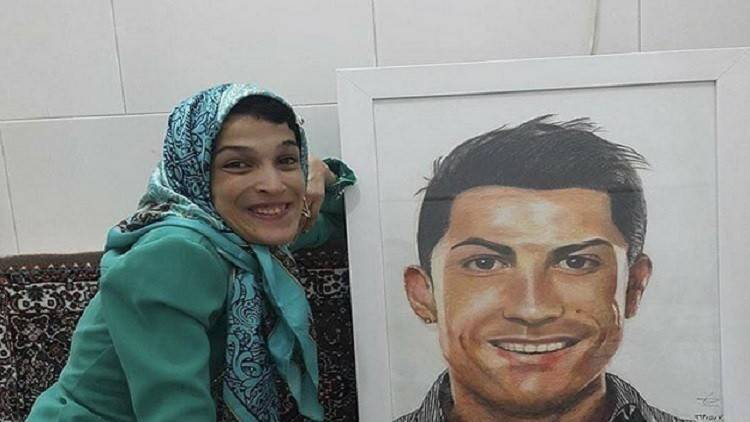 فنانة إيرانية تتحدى الشلل وترسم رونالدو بطريقة غريبة!