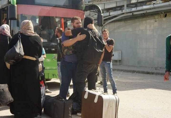 زوجات مسلحي مضايا الى بيوتهن في ادلب.. والسبب؟