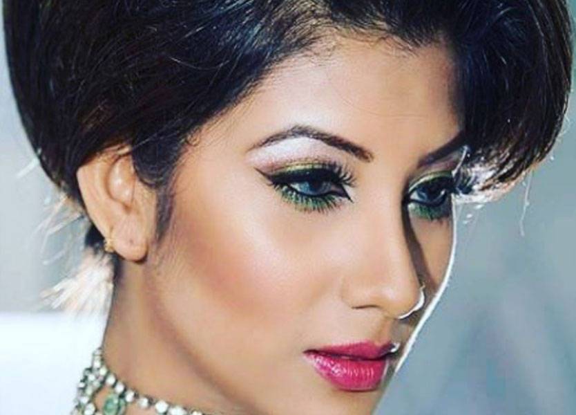عارضة أزياء مثيرة تنتحر عبر مكالمة فيديو مع زوجها!