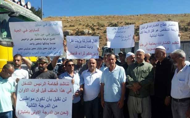 إعتصام لأصحاب كسارات وشاحنات احتجاجاً على وقف عملهم