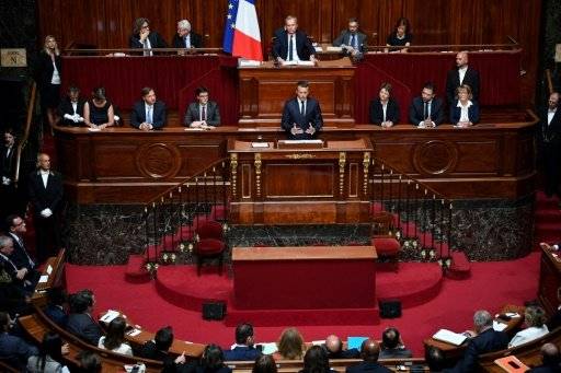 البرلمان الفرنسي يأذن لماكرون بتعديل قانون العمل
