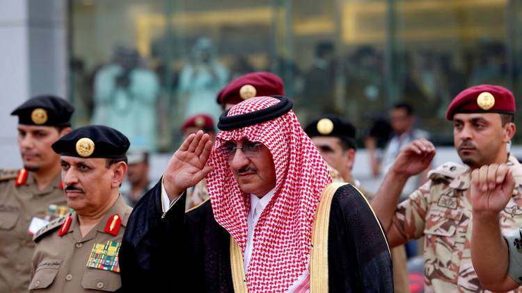 في أحدث صوره.. محمد بن نايف يحتسي الشاي!