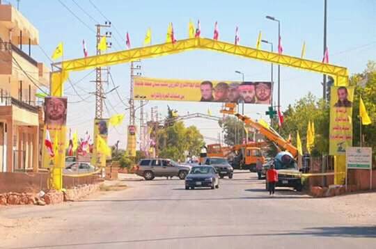 حشود للاهالي في القاع بانتظار وصول أسرى حزب الله