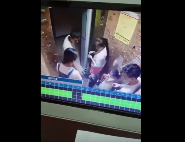 فيديو: رجل يتلقى علقة ساخنة بعد محاولته فض مشاجرة بين زوجين