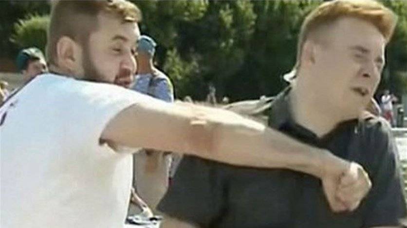 بالفيديو : وجّه لكمة للمراسل مباشرة على الهواء... فكيف تصرّف الأخير؟