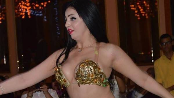 فاجعة فنية.. مأساة وفاة راقصة بعد عملية تجميل لصدرها!