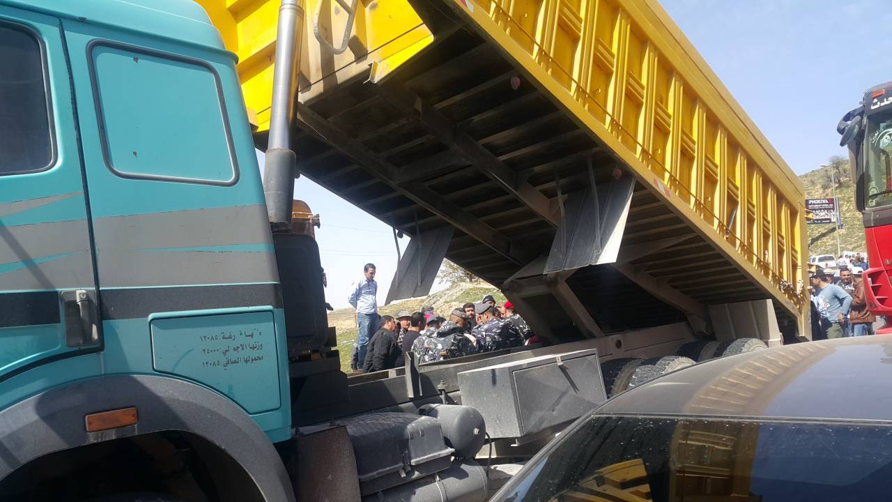 تجمع لاصحاب الشاحنات على طريق ترشيش زحلة