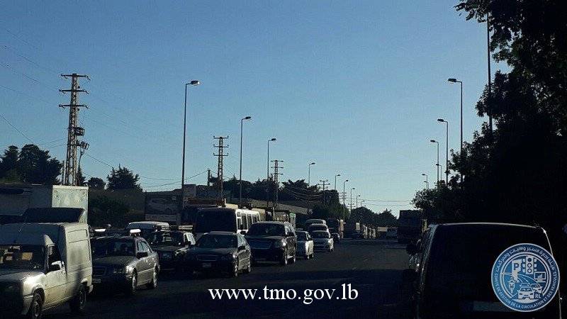 تجمع عدد من الشاحنات على طريق عام صوفر -المديرج و حركة المرور ناشطة في المحلة (التحكم المروري)