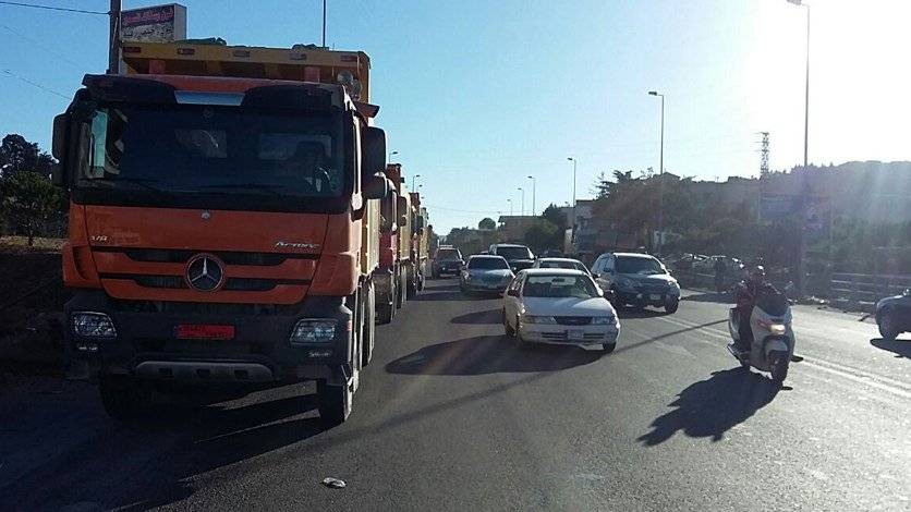 بالصورة- اعتصام في صوفر ومنع الشاحنات من الوصول الى كسارات فتوش وجهاد العرب