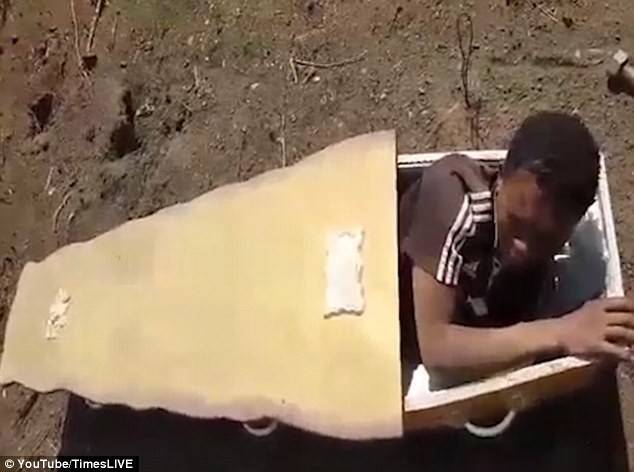 بالصور.. رجلان يضعان مراهقا في تابوت ويهددان بقتله