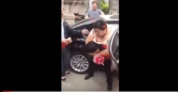 بالفيديو.. عريس يقع في ورطة بسبب تقاليد حمل العروس