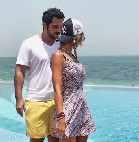 يلدا الإيرانية تثير الغضب بصور زوجها الكويتي وهو يقبل قدميها!