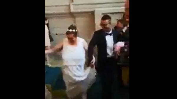 بالفيديو- زواج شاب مغربي بعجوز فرنسية يشعل مواقع التواصل!